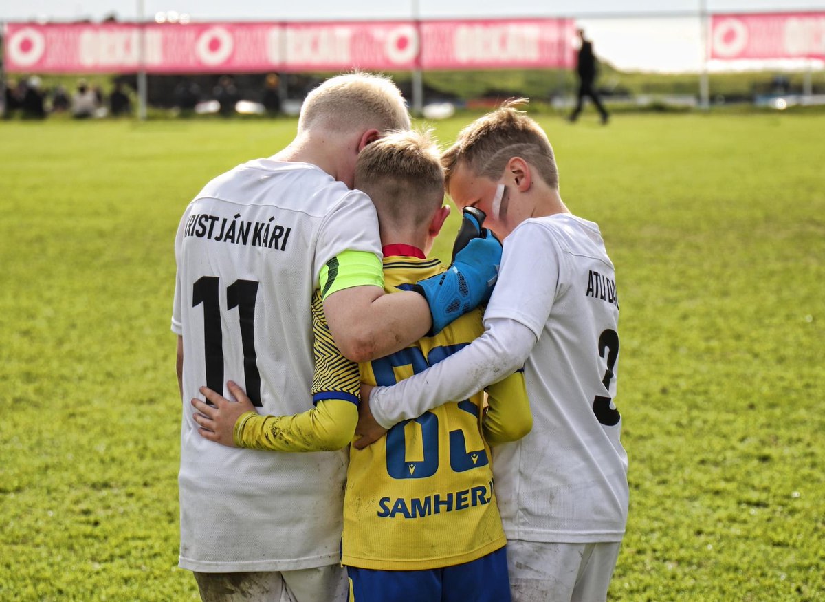Íþróttir eru bestar🥹
Eyjamenn unnu dramatískan sigur á Orkumótinu eftir framlengingu og vítaspyrnukeppni. Hérna hughreysta þeir andstæðinginn eftir leik. Grindvíkingurinn hrósaði einnig Kristjáni Kára fyrir markvörsluna þegar hann varði víti frá honum😭