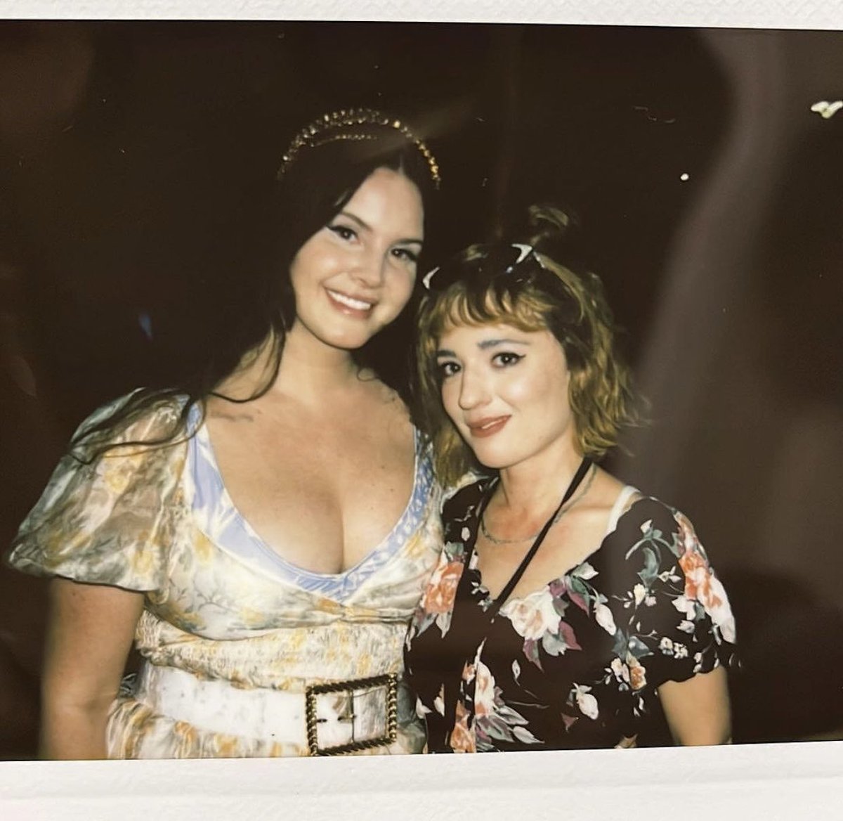 Polaroide Lana Del Rey com uma fã no backstage do festival 'La Prima Estate', na Itália 🇮🇹 ❤️