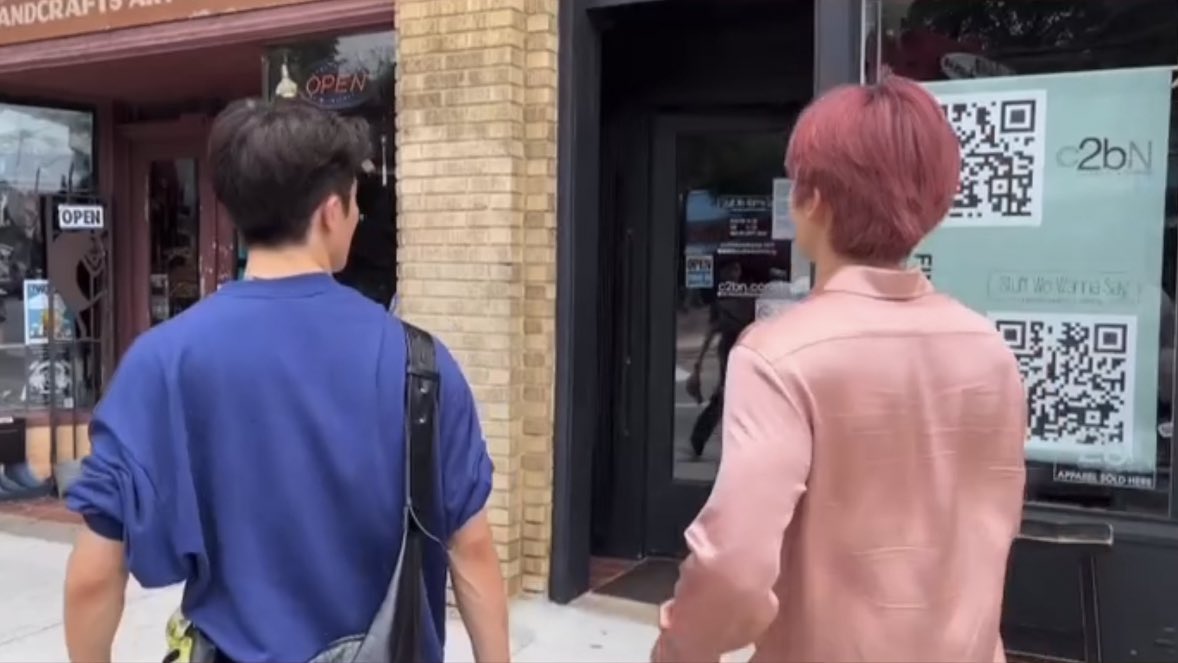 ดีจังเลยอะ ได้เห็นเขาได้ออกมากินข้าวแล้วก็เดินเล่นพักผ่อนกัน the typical day เนอะะะ 🐯🐰 แฮปปี้ๆ