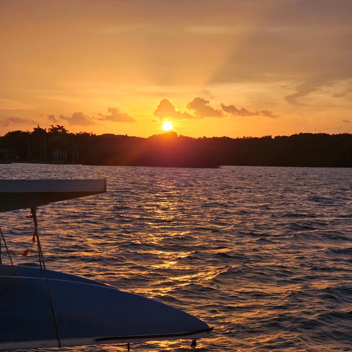 Charm is for Lovers 💘 Looking for the perfect getaway? Call us today to book your romantic sunset cruise! (954) 655-5095 💕 #SunsetViews #sunsetcruise #privateyacht