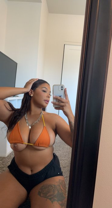 itz_yvanna's tweet photo. Oup'sss🤭 il a glissé 🤭🥵
#rt #follow https://t.co/XQjqxh9hXn