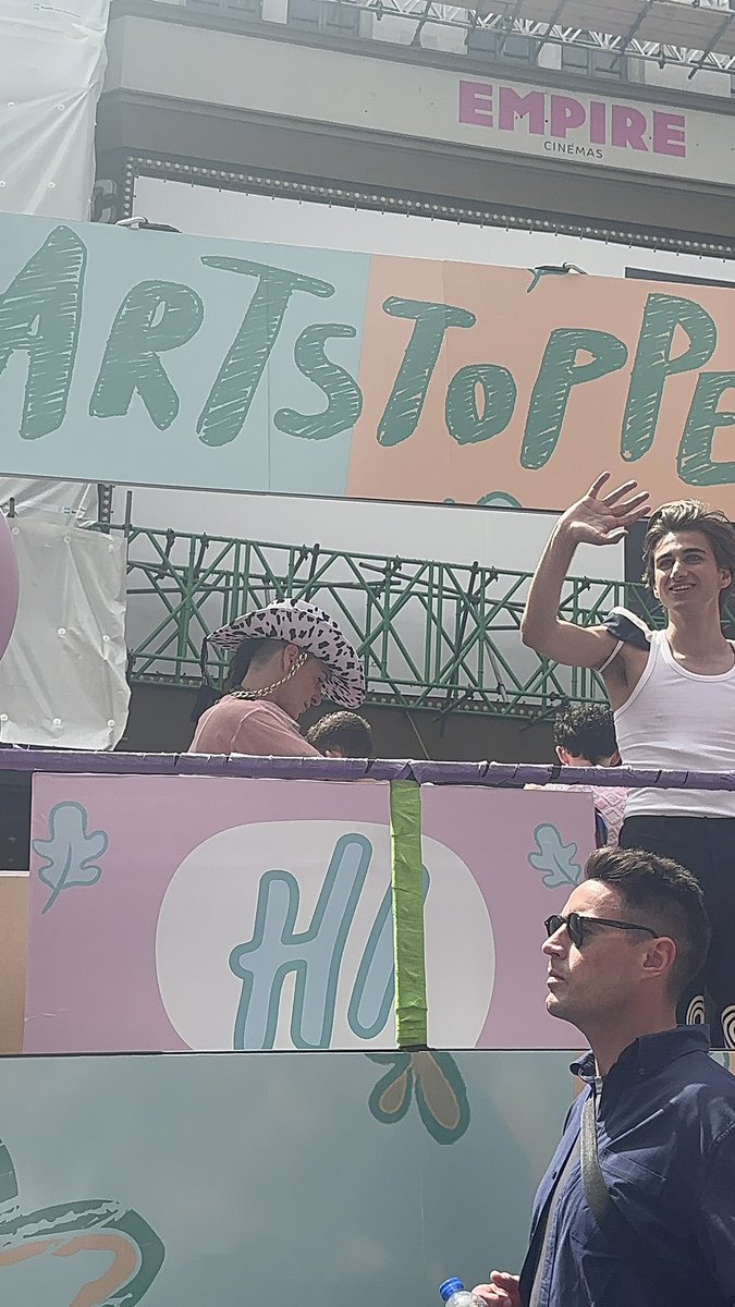 Jadelou_xxx's tweet photo. My favourite goofball ✨ @SebastianCroft 🏳️🌈✨🌈🏳️⚧️ Living his best life at pride. #sebastiancroft #BashCroft #londonpride #heartstopper https://t.co/Xa4aX3nExa