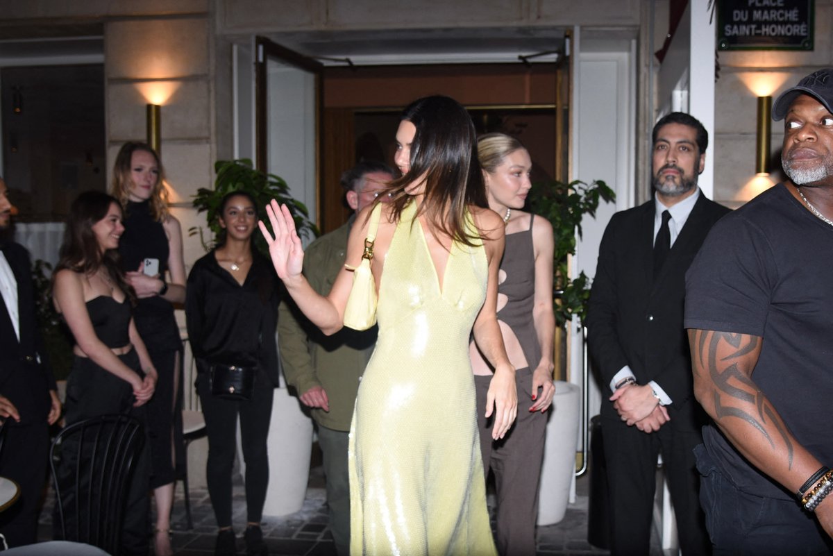 MyqueengigiIG's tweet photo. June 26: Gigi hadid and Kendall Jenner leaving Siena Restaurant in Paris, France
📸: SplashNews
https://t.co/9WVGogK8Hz https://t.co/3B4esHMtbS