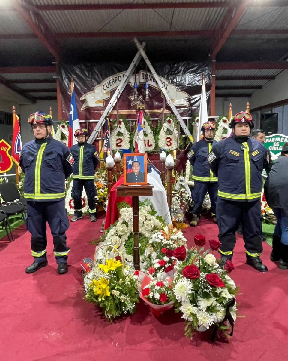 Nuestro equipo USAR Lautaro realiza guardia de honor al mártir Institucional Robinson Altamirano Vargas.