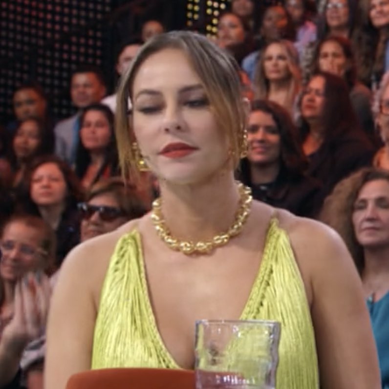 Almeidarosas's tweet photo. RT @Dantinhas: As caras e bocas da Paola Oliveira com as notas do Carlinhos KKKKKKKKK #DançaDosFamosos https://t.co/Y7nNh9YPMM