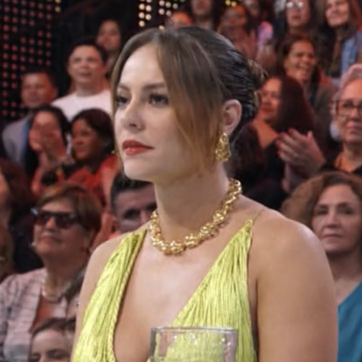 Almeidarosas's tweet photo. RT @Dantinhas: As caras e bocas da Paola Oliveira com as notas do Carlinhos KKKKKKKKK #DançaDosFamosos https://t.co/Y7nNh9YPMM