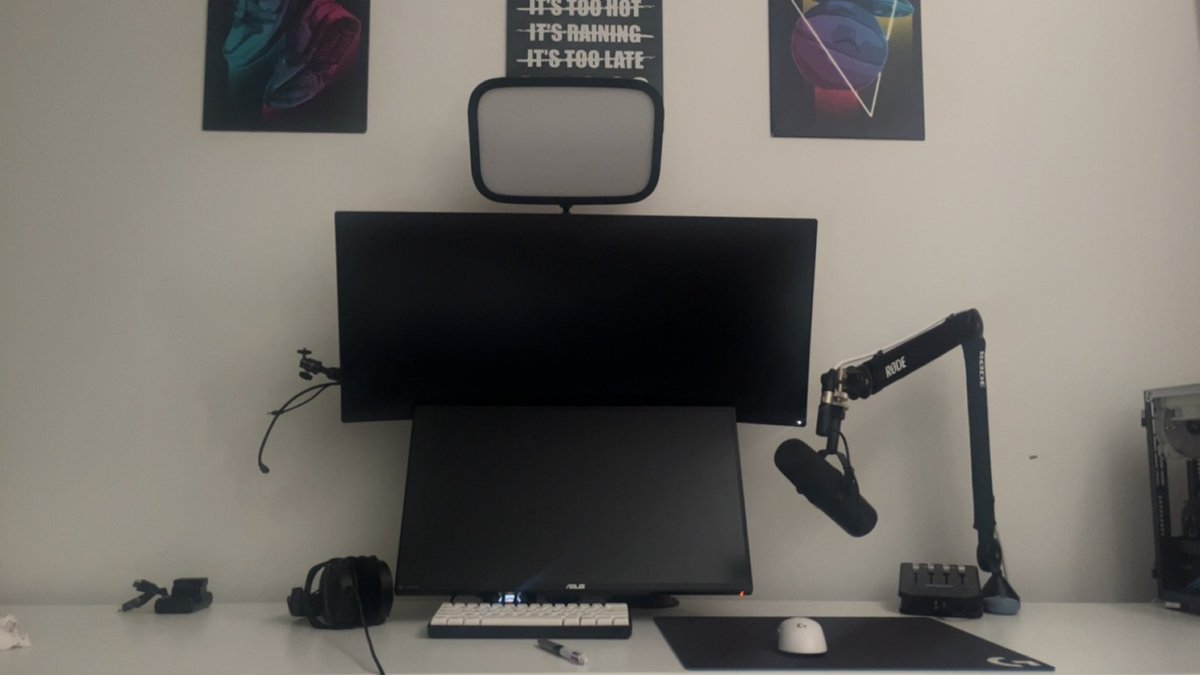 Zeynho1's tweet photo. @lanestro @SkyPADgg On the left is my missing laptop sent on warranty , ball head for my canon m50 II with 10-20 sigma 

🫡🫡 https://t.co/UdYt1Ro3aa