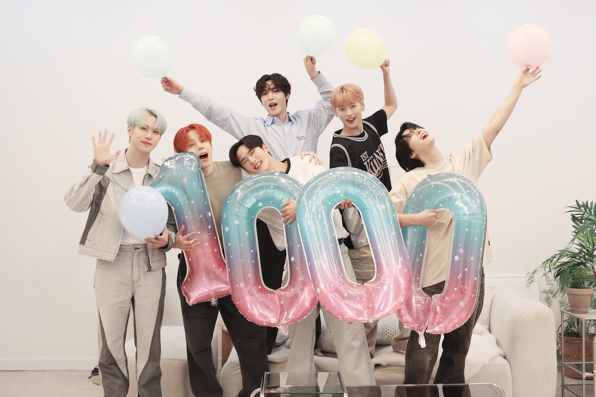 WEiBrazil's tweet photo. [#NAVER] 01.07.23 ⊹˚.𝗪𝗘𝗶 𝗗𝗘𝗕𝗨𝗧 𝟭𝟬𝟬𝟬 𝗗𝗔𝗬𝗦 𝗔𝗡𝗡𝗜𝗩𝗘𝗥𝗦𝗔𝗥𝗬☽

🔗 https://t.co/uzglPBSAMa
#꿈인_것만_같았던_하나가_된_순간_WEi

#위아이 #WEi #장대현 #김동한 #유용하 #김요한 #강석화 #김준서 @WEi__Official https://t.co/dlOeNIfm0c