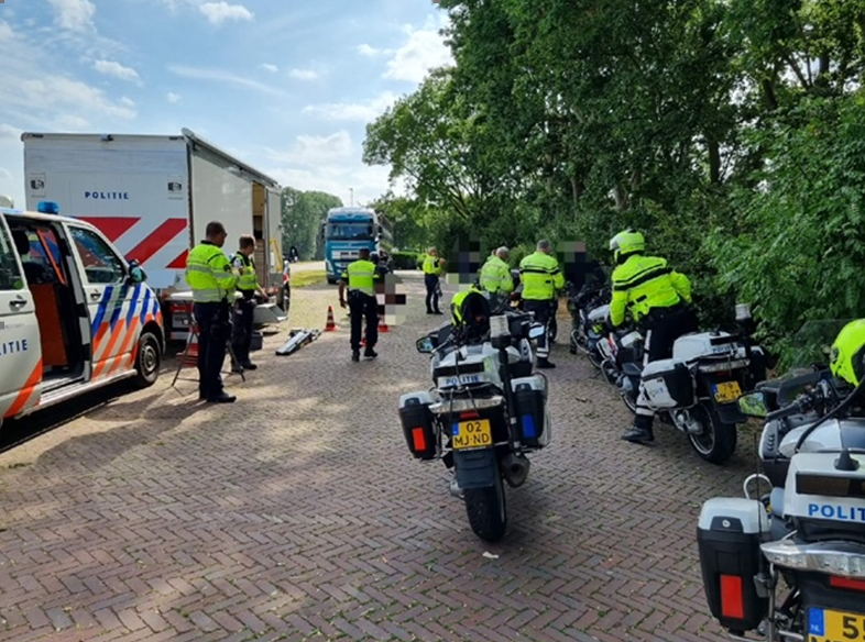 POL_WbDuurstede's tweet photo. Gisteren hebben wij op de Lekdijk, tussen Amerongen en Wijk bij Duurstede, een verkeerscontrole gehouden. Dit ivm: verkeersoverlast.
Doel van deze control: preventief als repressief. Er zijn 20 processen-verbalen uitgeschreven en zijn er tientallen voertuigen gecontroleerd. <NB https://t.co/XwOuao00dS