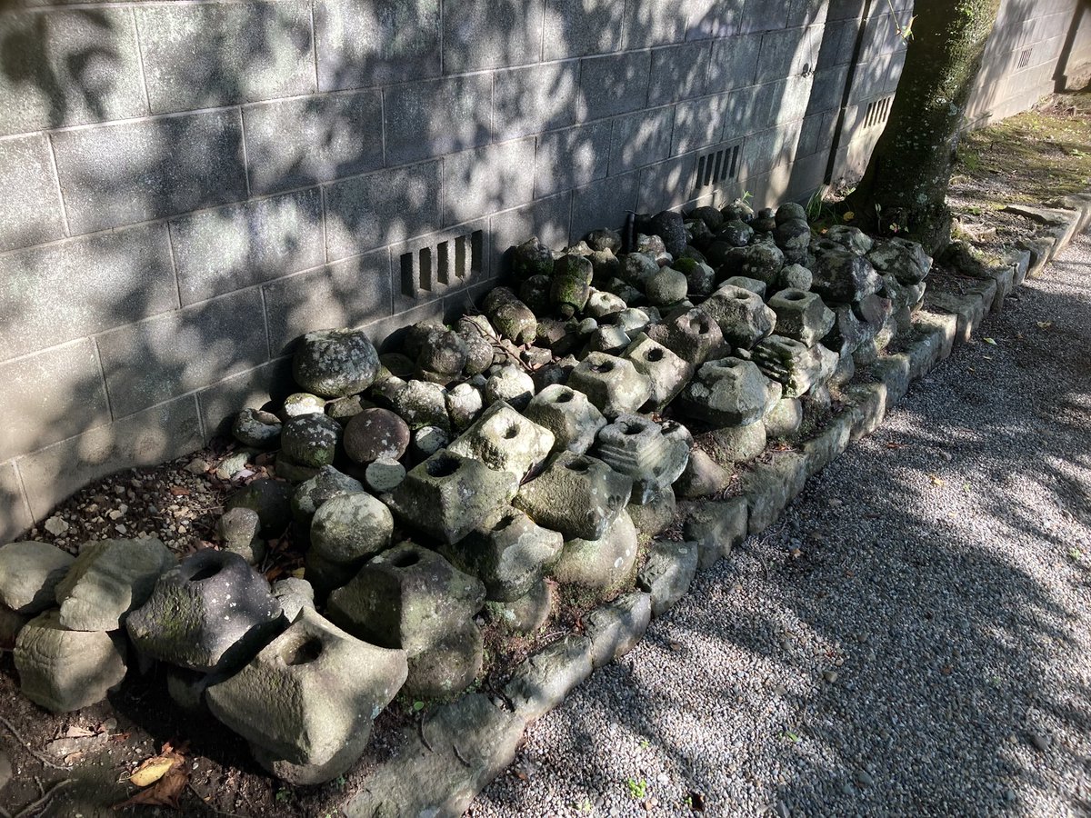 案内板では触れてなかったけど、ふるい供養塔の残欠もたくさんあったよ