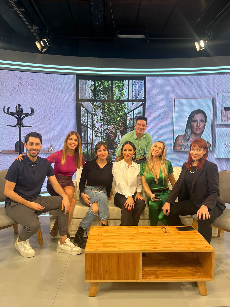 Hoy en #BuenaTarde lindo equipo <a href="/lourdesanchezok/">Lau</a> <a href="/matildablanco/">Matilda Blanco</a> <a href="/RenBerecoechea/">Renzo Berecoechea</a> <a href="/DamianPier/">Damián Bake Off</a> <a href="/ClaudiSalto/">Claudia Salto</a>