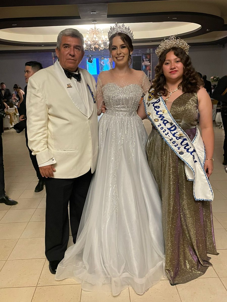 B8Distrito's tweet photo. 1 de Julio 2023 
👑Coronación de la Reina del Club Valladolid Ciudad Colonial MARIAN I ; por el Gobernador del Distrito B8 CL AMJP Roberto A. Cañaveral Sanchez y engalando el acto la Reina Distrital IVETTE I. https://t.co/I4jFaaHEIZ