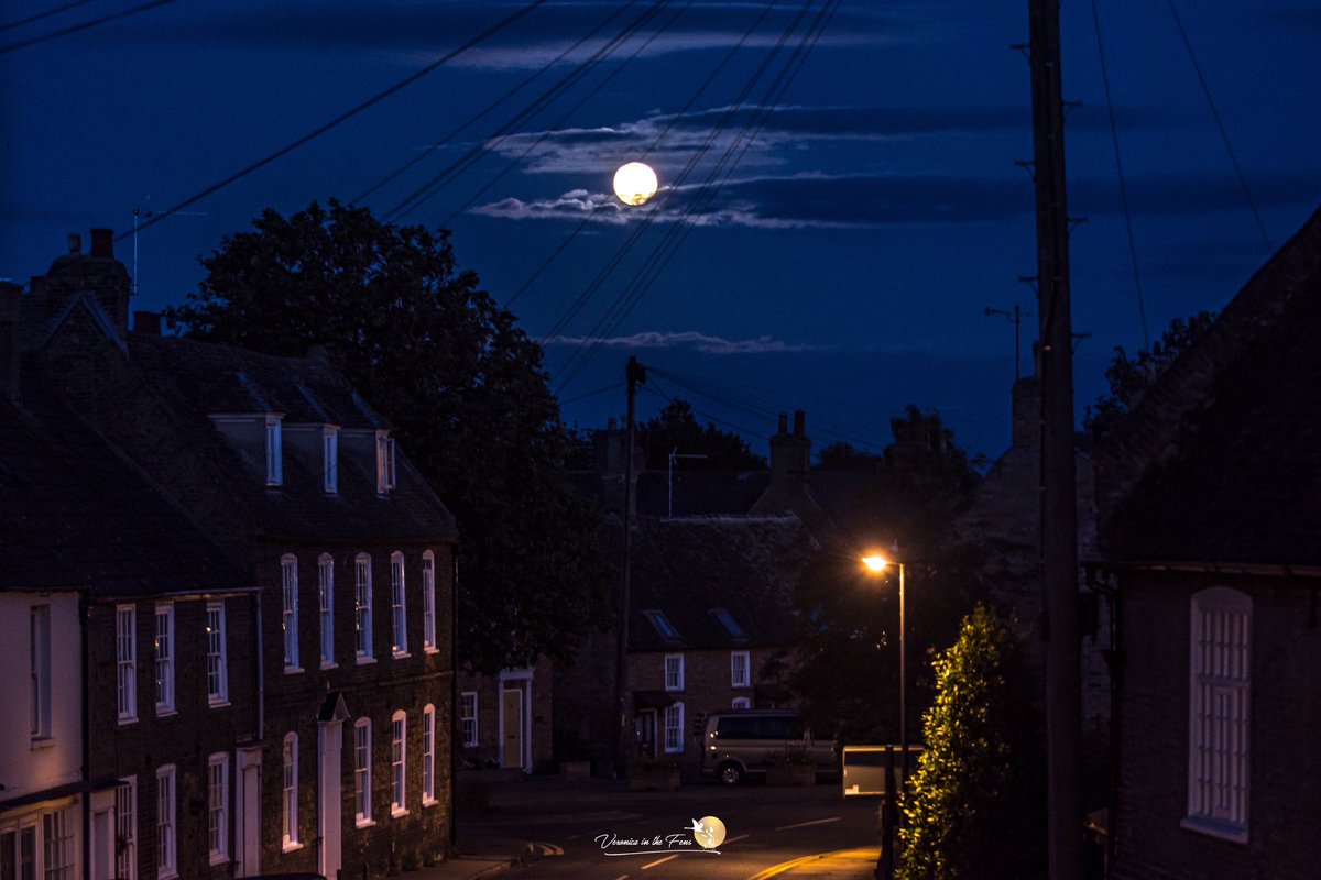 VeronicaJoPo's tweet image. I was hoping to capture the almost Full Moon rising over the Fens this evening, but we had persistent clouds on the horizon… Then after a while the Moon came through 🌝
Ely, Cambridgeshire
#FullMoon #BuckMoon #Waterside