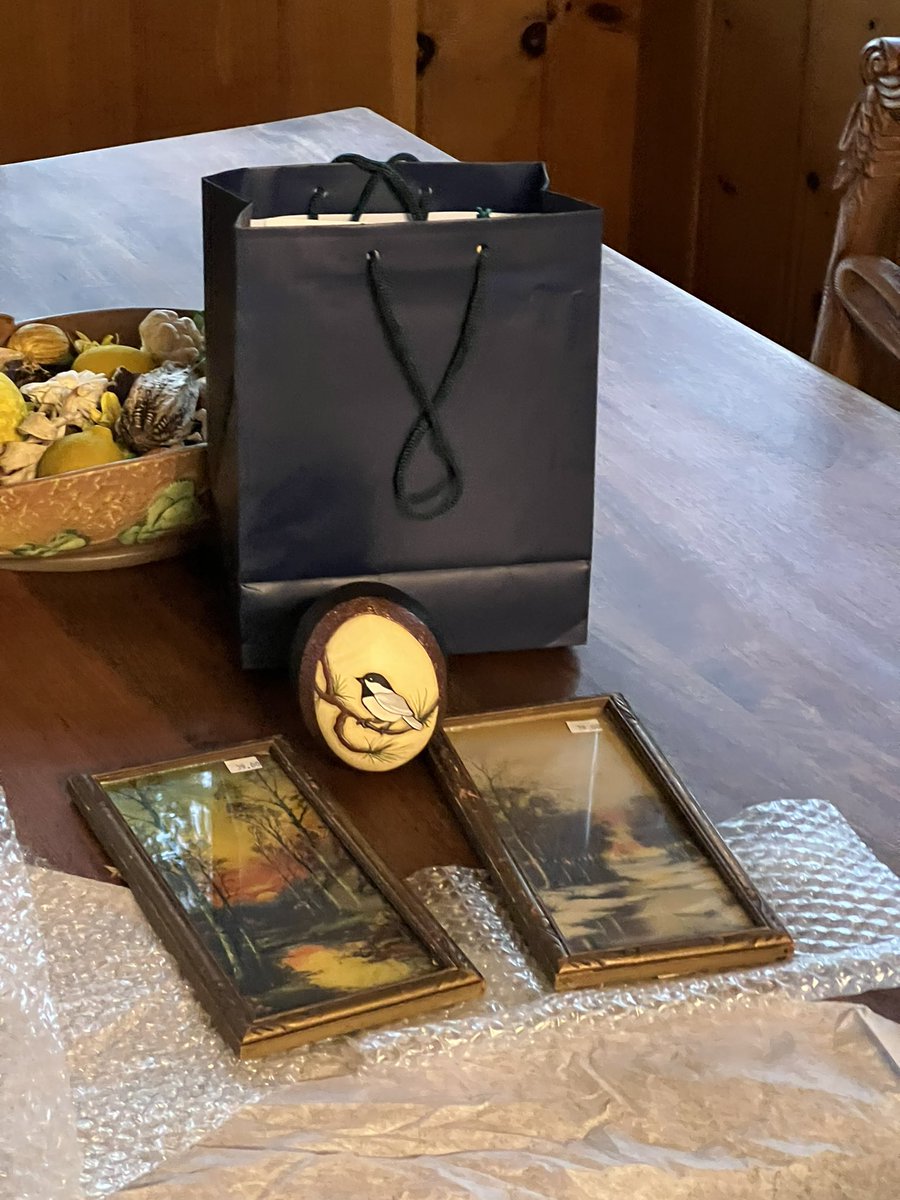 astroboyatblast's tweet photo. Another wonder event at #TheLakeHouse🛶 two different artists 👩‍🎨 one in oil painting the other in Gourd’s!! Thanks to the Robin Lyles for my treasures, a mini painted/carved Gourd and 2 vintage pictures. #LakeArrowhead🌲 #CedarGlen🏕️ #SanBernardinoMountains⛰️ https://t.co/EpCFdKxvD0