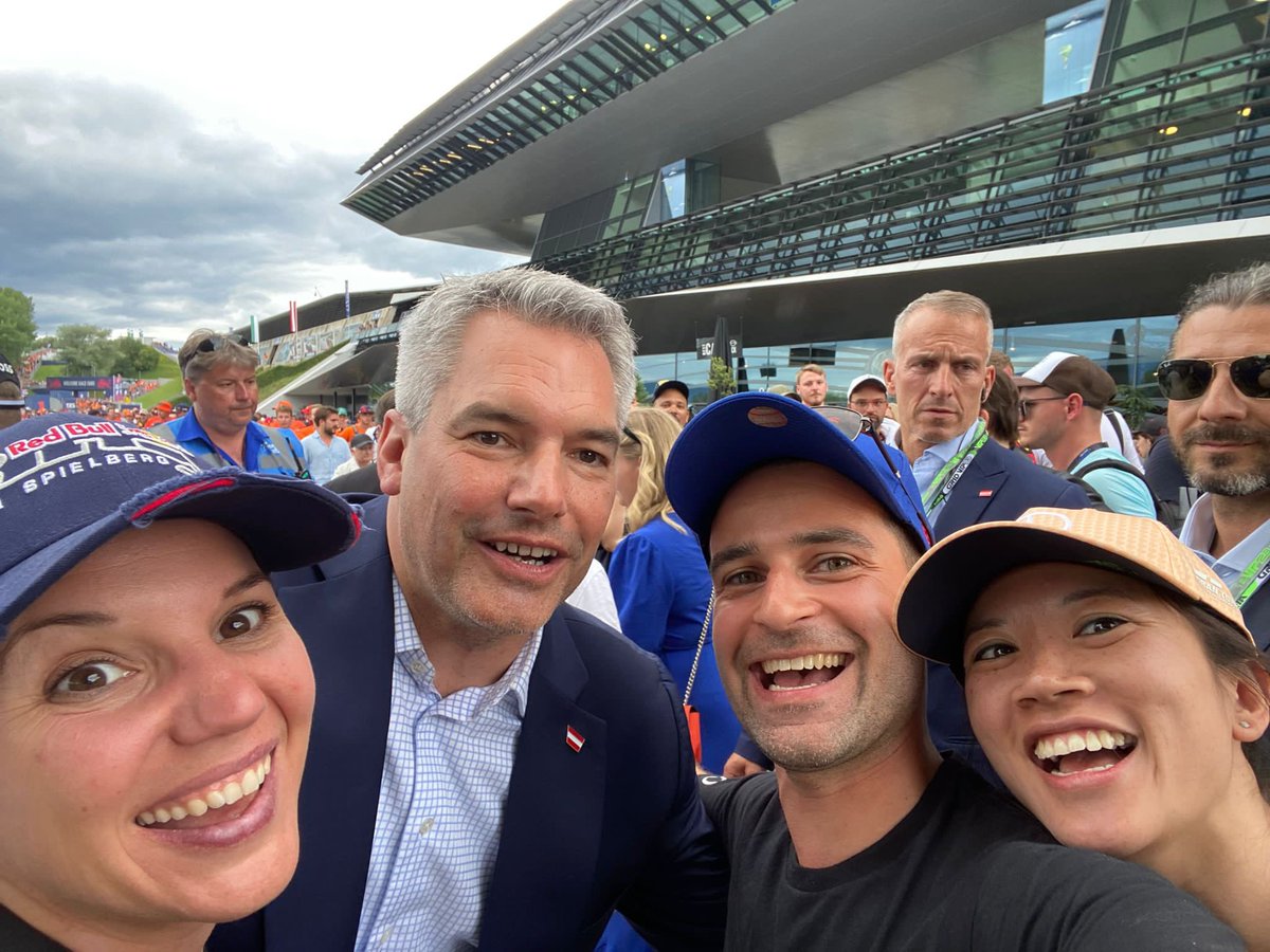 Lindersss's tweet photo. Thank you @karlnehammer  for taking a photo with us at the #AustrianGP   SO NICE https://t.co/NzNZnkoWOc