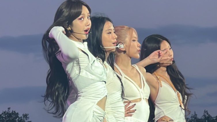 bIinksupreme's tweet photo. successfully headlined coachella and hyde park this year so proud of blackpink 🫶🏽 https://t.co/D84UCK97XZ