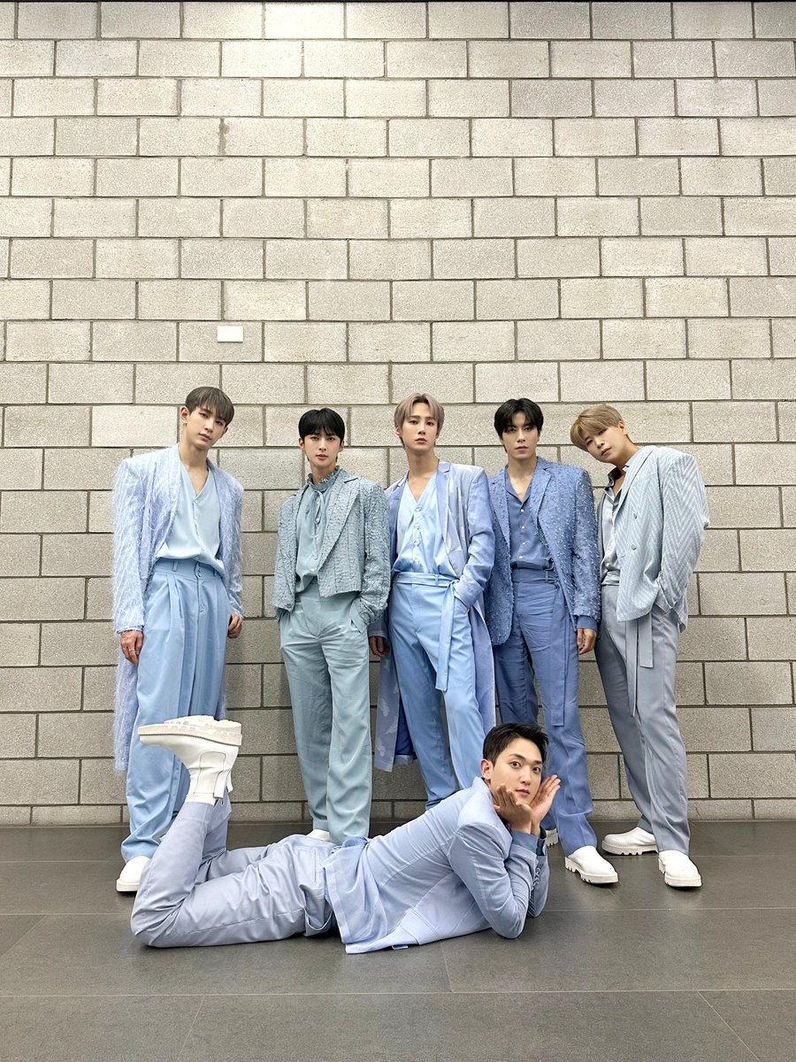 VAVsVampZy's tweet photo. i was not kidding when i said it's my fave color 😭🩵

#vampzselcaday #로우
#vav #브이에이브이 #vampz #VAV #브이에이브이 https://t.co/3eTq1P4uDL