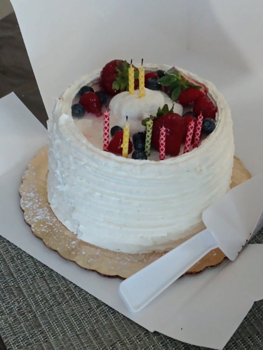 SwyongXiangcao's tweet photo. おはようございます🥥🤎
リラックスするだけで良い一日になりますよ!ご家族のお祝いをさせていただきました!🎂
Please have a good day today everyone!🥨🤍🙇
#dailyhello #swyong #swyongsonglei #smile #netidol #jpopfan #ネットアイドル #アイドル #フルーツサンド #FurutsuSandoIdol https://t.co/pwFWAaaZ45