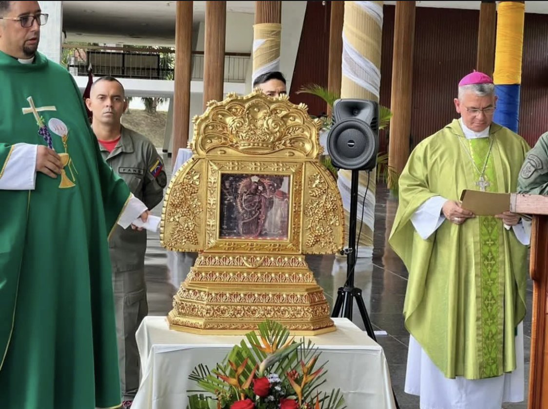 EEOIUMBVoficial's tweet photo. Con la bendición del
Mons. Benito Méndez, se realizó ceremonia de entronización de la Señora Virgen del Rosario de Chiquinquirá en la #EEOI
La develación del altar de la patrona de la #GNB estuvo a cargo del Director de esta casa de estudios, GB Luis Antonio Tapia Sandoval https://t.co/6a5G0nQYv7