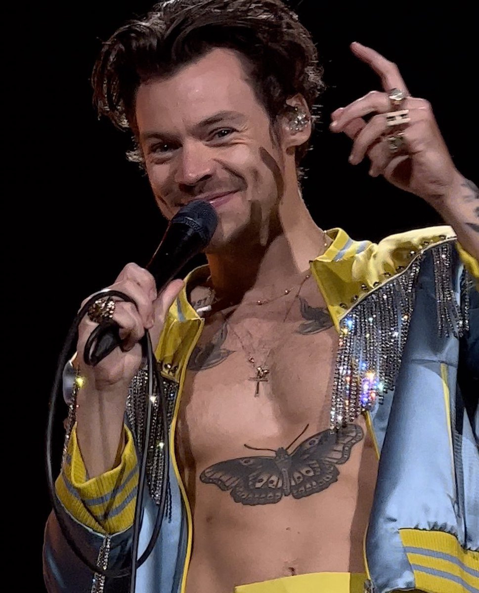 thehslotnews's tweet photo. Harry ☺️ #LoveOnTourWarsaw (via opsicantchange) https://t.co/5KspG1g14g