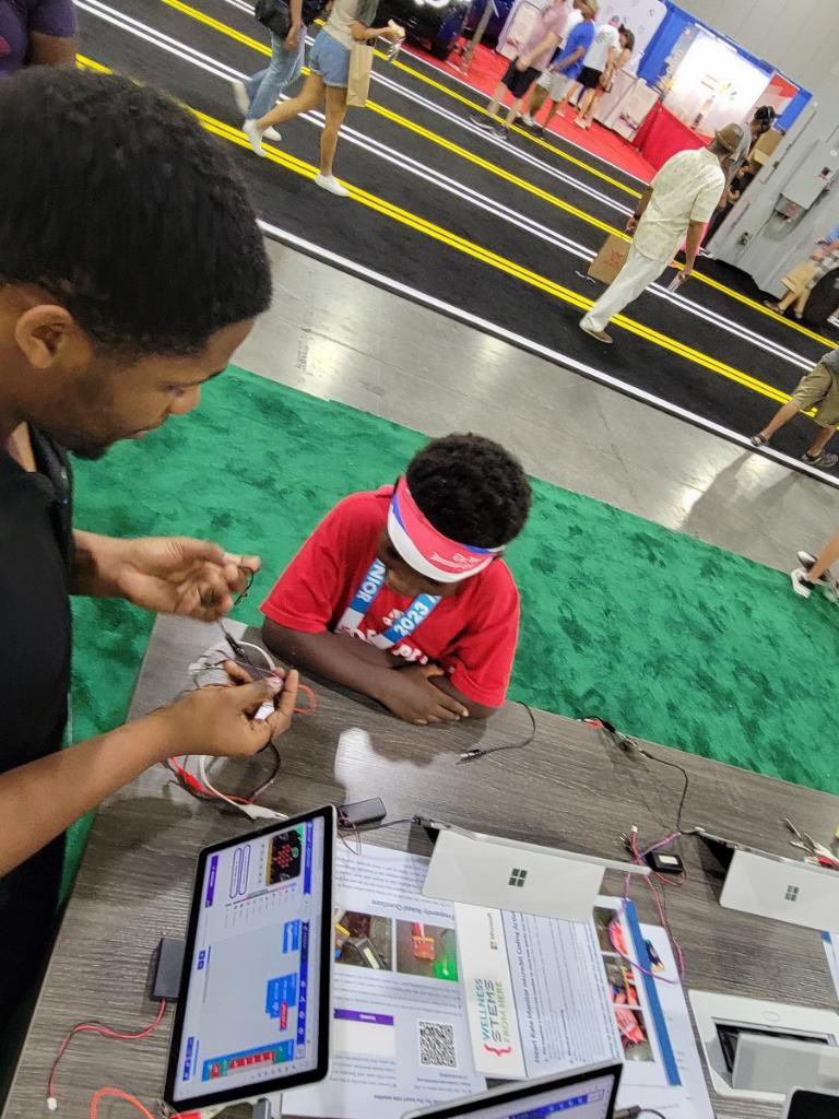 My kid teaching other kids about the #microbit. Proud mama moment. <a href="/ATLtrackclub/">Atlanta Track Club</a> <a href="/ajcprr/">AJC Peachtree Road Race</a> Expo w/ <a href="/FCLEdu/">Fair Chance Learning</a> <a href="/microbit_edu/">Micro:bit Educational Foundation</a> <a href="/MSMakeCode/">Microsoft MakeCode</a>