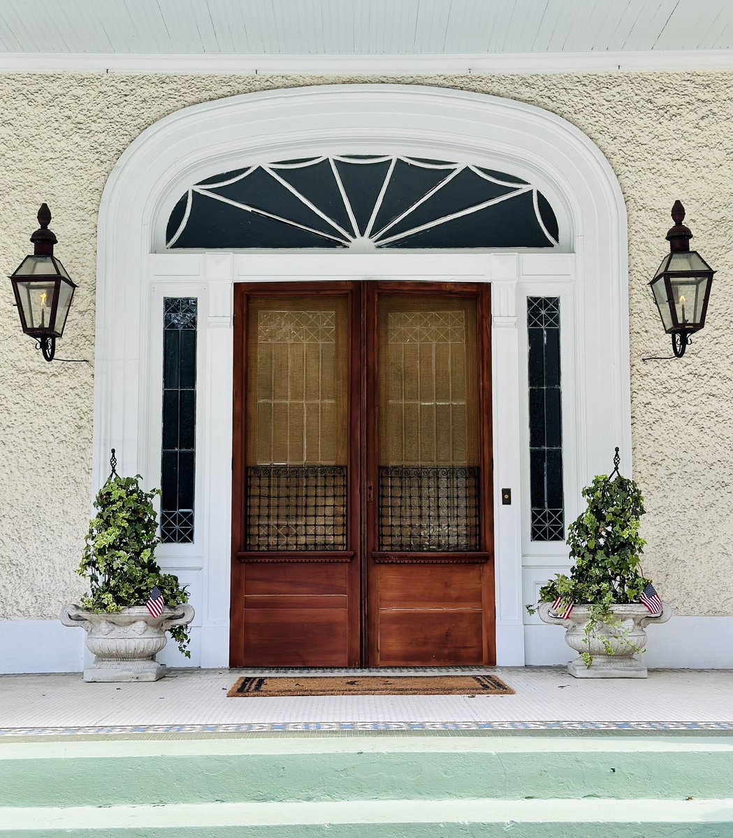 allangustin2's tweet photo. Finally reunited the original front screen doors to their rightful place!! https://t.co/f34Oi4WR2R