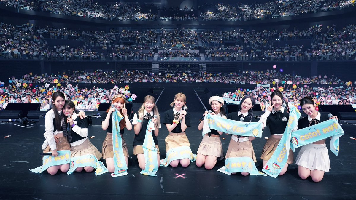 take_withu's tweet photo. 佐賀２日目、２階一番前のど真ん中。
…神席でした✨
（写真でも自分発見w）

アリーナ前方も最高でしたが、全てが見渡せる今回の方が、より、凄さが伝わってきて。

どれほどの努力を積めば、あんなに凄いパフォーマンスができるのだろう。
泣けてきた😢
とにかく最高でした！
#NiziU_tour 
#MAYA https://t.co/x7hGUk8aKU