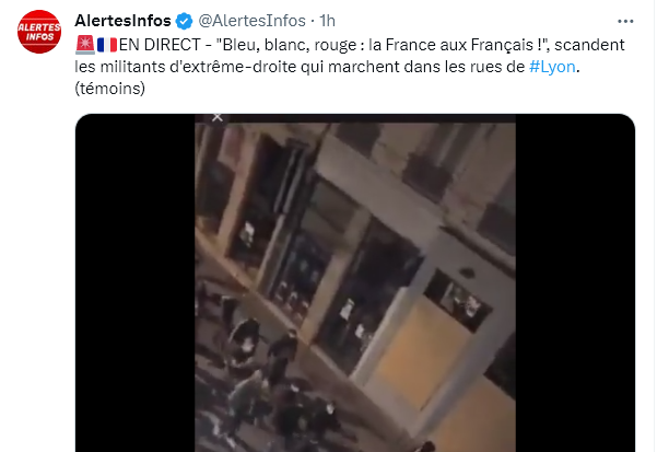 Outofnone1's tweet photo. En France, "Bleu, blanc, rouge ! La France aux Français !", c'est d'extrême-droite et néofasciste.
Par contre, "One, two, three ! Viva l'Algérie !", c'est un signe d'assimilation aux valeurs républicaines.
#emeutes #GuerreCivile #pillages https://t.co/8RCeotZkBT