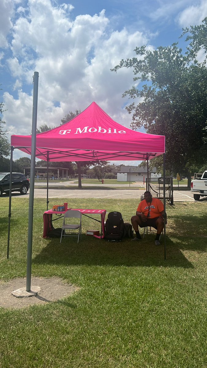 AmaniTmo's tweet photo. Another successful event day in El Campo!💖💪🏾 2 HSI and 5CV @Breanna0298 @LuzRodTMO  &amp; our “honorary” T-Mobile helpers Breann and the hubs for helping us set up and get the word out! 

#Store216G
#WhartonWizards
#NewMontnNewGoals
#TMOTakeOver https://t.co/PG6WN44QZ4