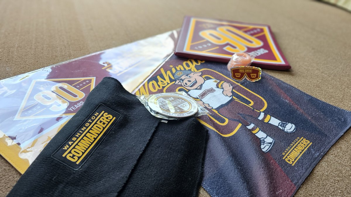 JamesJubane's tweet image. 🚨 Giveaway Alert! 🚨 
Washington Commanders Training camp begins the 27th.  Who needs some items from their 90th season? Simply like and RT to enter. The winner will be announced July 25th. 
#HTTC    #405Crew