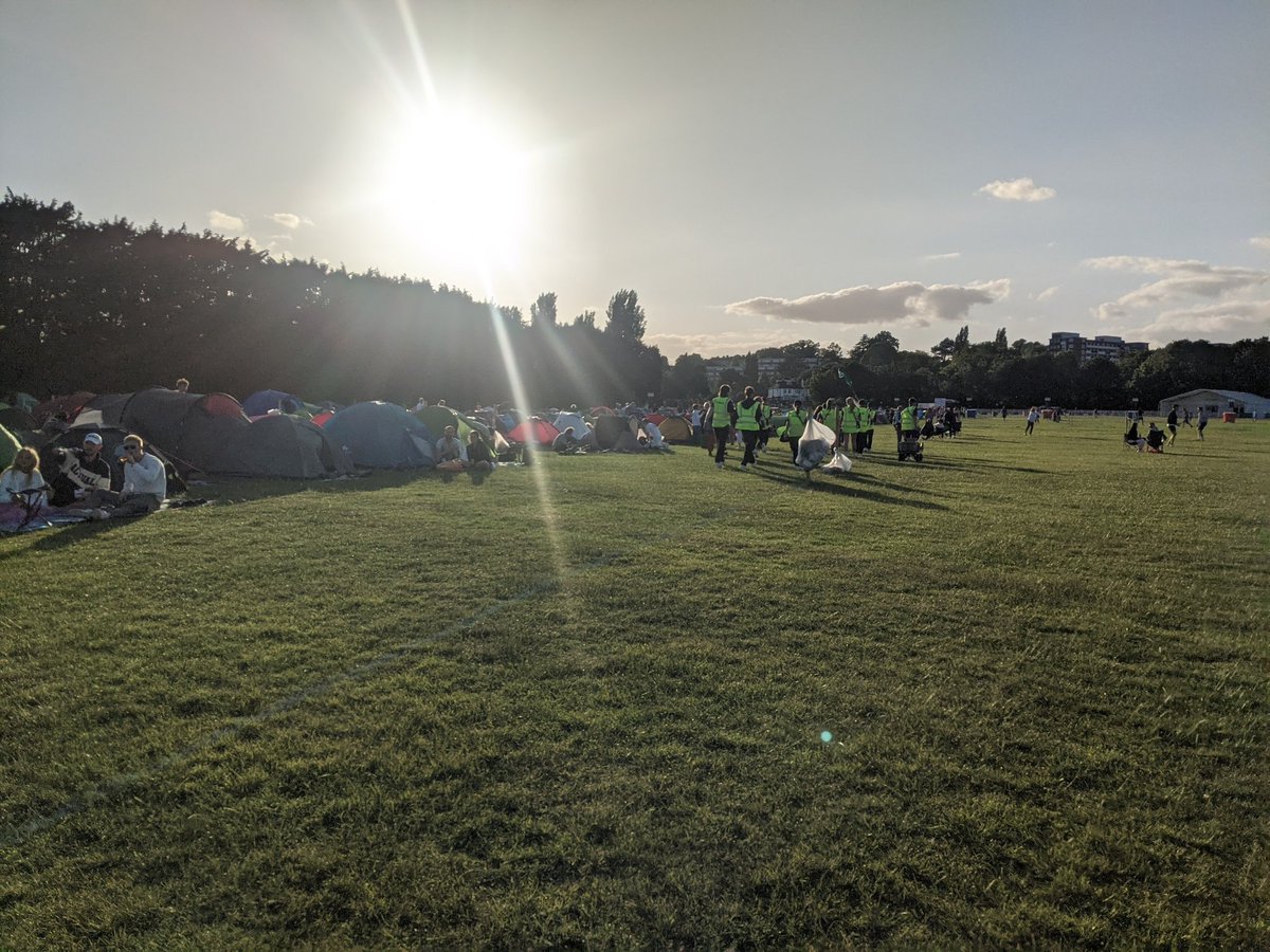 pa_SW19's tweet image. In my happy place. As if no time has gone by since last year 😊💚💜⛺🎾 #TheQueue #Wimbledon