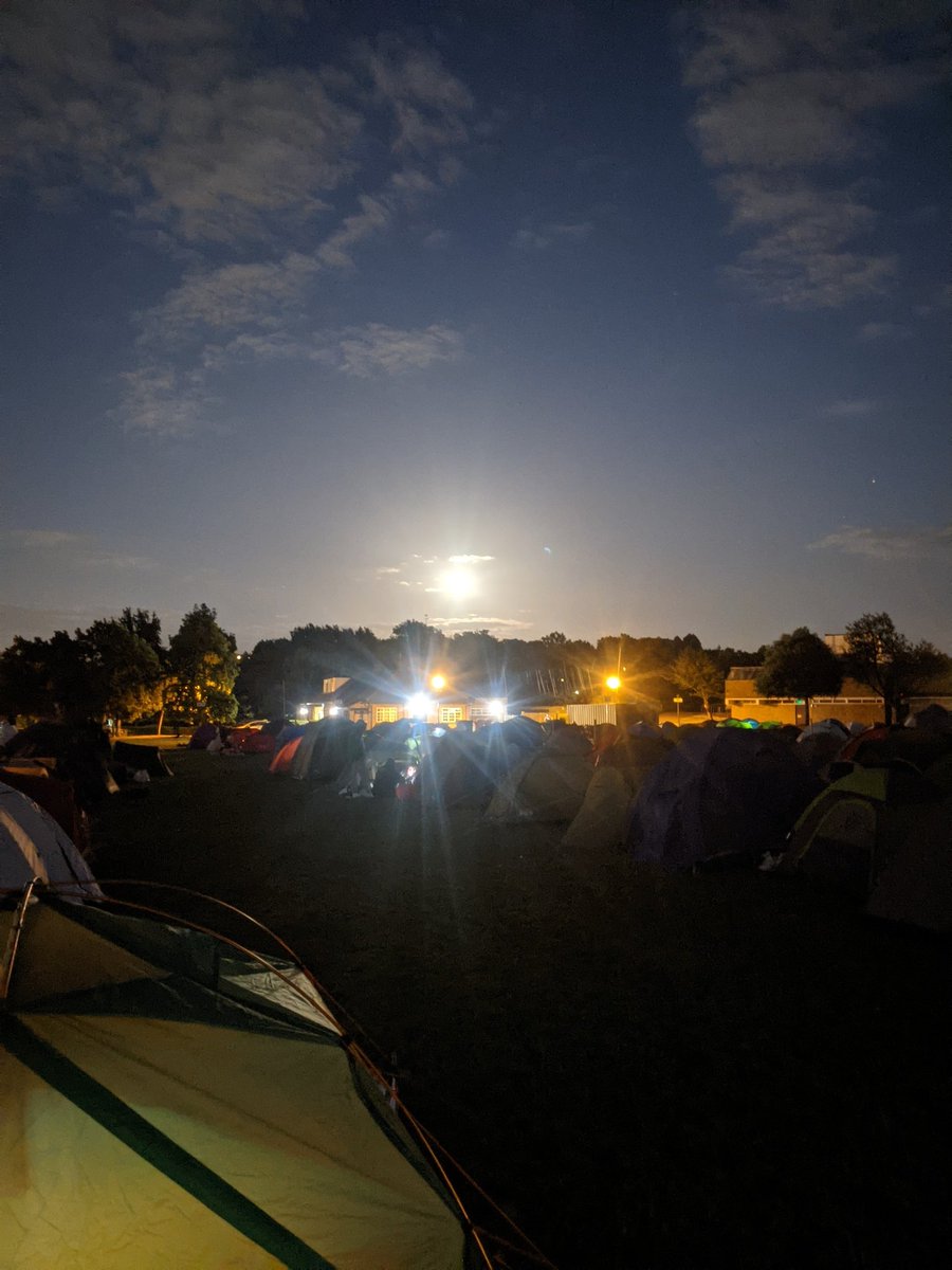 pa_SW19's tweet image. In my happy place. As if no time has gone by since last year 😊💚💜⛺🎾 #TheQueue #Wimbledon