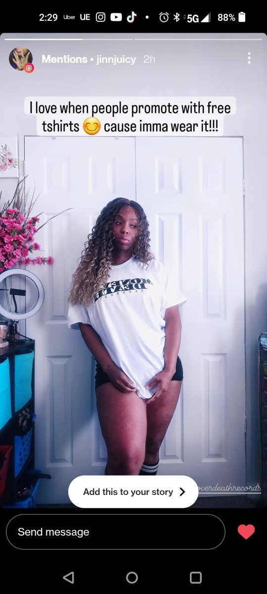 MoneyOverDeath_'s tweet photo. What is happening at #MoneyOverDeath ?Supporters are rockin our #MOD merch heavy!!! Thank You!👏🏾 https://t.co/H2C7TrV0Bh