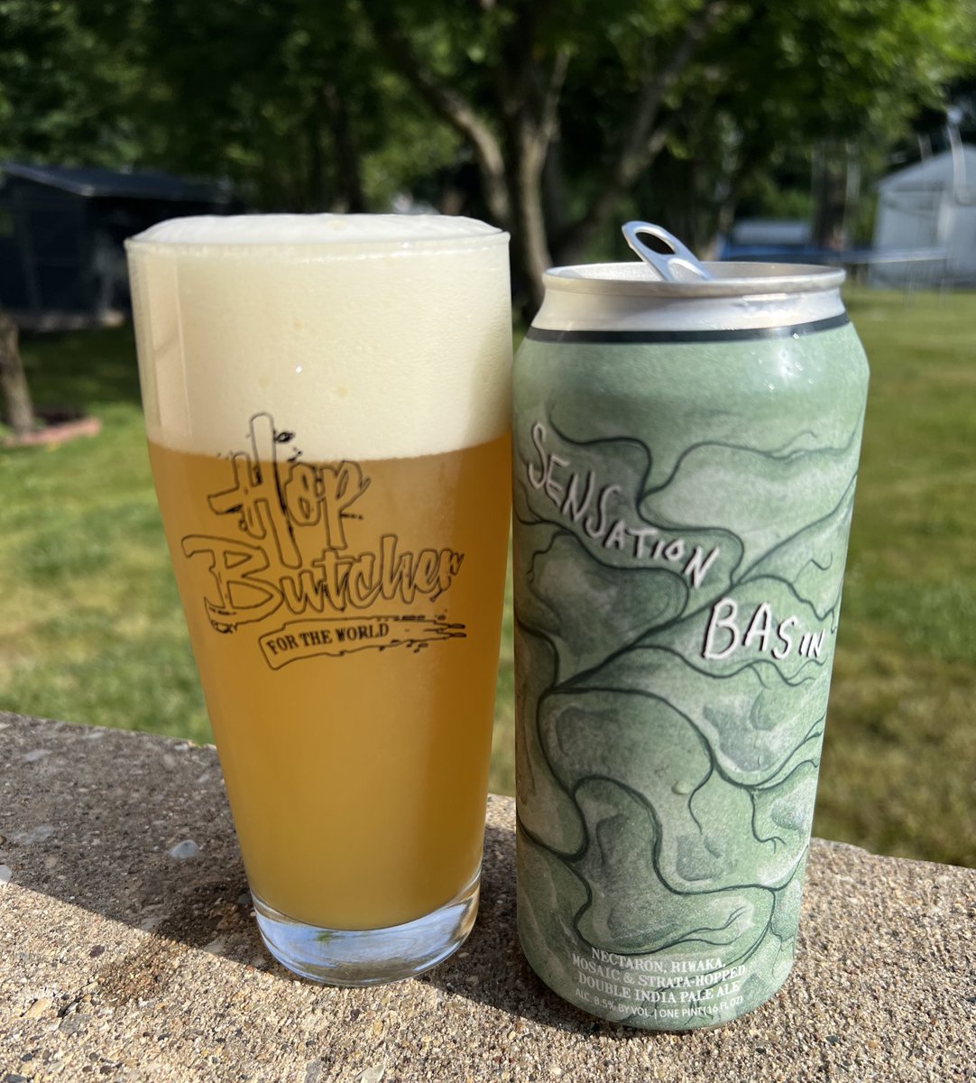 WitekKyle's tweet photo. @RossTuckerNFL @LawsonsFinest @ZetaBetaTau @alsofhampden @PaulPabst @RealGlenMacnow @Penn @PaulRobertsCuse #showmeyourbeer the sun is finally shining after a rainy day @HopButcher https://t.co/vheBQ2tseG