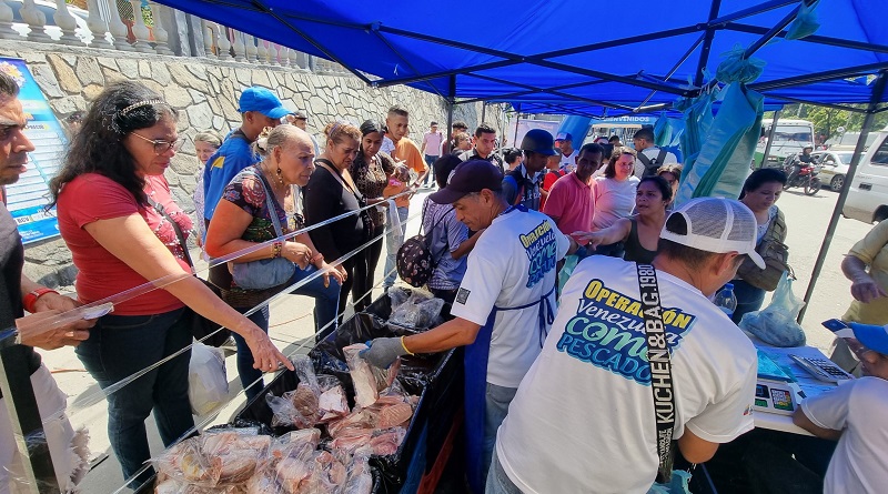VTVcanal8's tweet photo. Feria del Cardumen atendió con proteína pesquera a familias de Petare

#ComunaONada 

https://t.co/ogE4EAh71Q https://t.co/MGKUlole2D