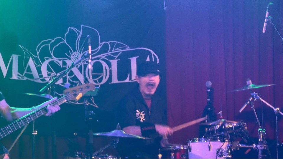 acid_nisedrms's tweet photo. いやぁ……久しぶりのライブの翌日は身体がバキバキになるよね?
たぶんなりますよね?
こんな顔してたようですwww
久しぶりにMSGRのキャップに
FIGHT BACKのワークシャツで臨みましたよ。
#インチキなドラマー
#MSGR
#FIGHTBACK https://t.co/31ESa1M7um