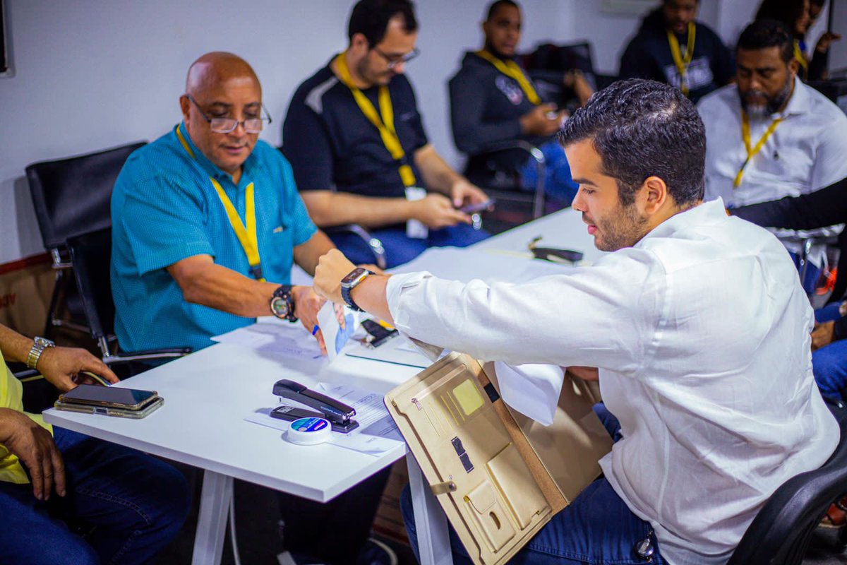 vicentesh_'s tweet photo. Hoy, damos pasos firmes para que juntos logremos construir nuevas propuestas, oportunidades y bienestar para nuestro país y nuestra gente. 🤝🏻

¡Ahora inicia el reto! ⚡️ https://t.co/RoNFzi6JDy