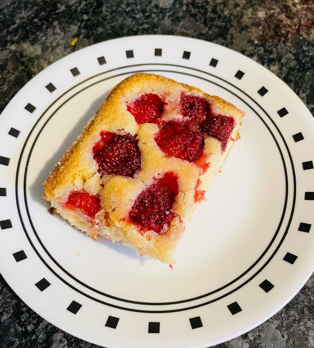 LifeandPICU's tweet photo. When the farmer’s market unexpectedly gives you late season strawberries, make @smittenkitchen sheet cake 🤤

#SmittenKitchen #CakeMedTwitter
@ETSshow https://t.co/IeFTJM8NgD