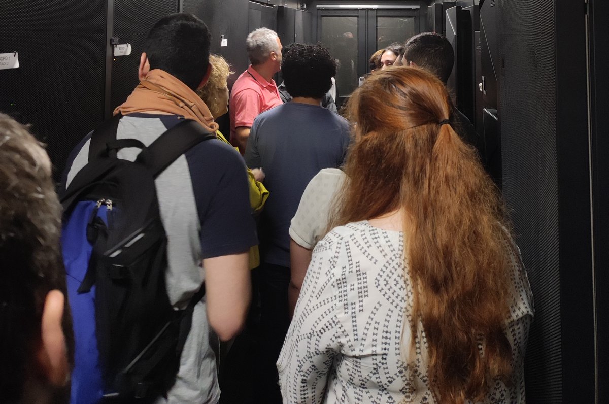 CruzRojaNavarra's tweet photo. Alumnado del proyecto ‘#TANDEM, Grabación de datos y apoyo administrativo’, que ofrece formación en alternancia con el empleo a jóvenes, ha visitado #NASERTIC.
Han conocido sus instalaciones, funcionamiento y la infraestructura tecnológica.
#PlanEmpleoCruzRoja #NextGenerationEU https://t.co/UlelEBSkaj