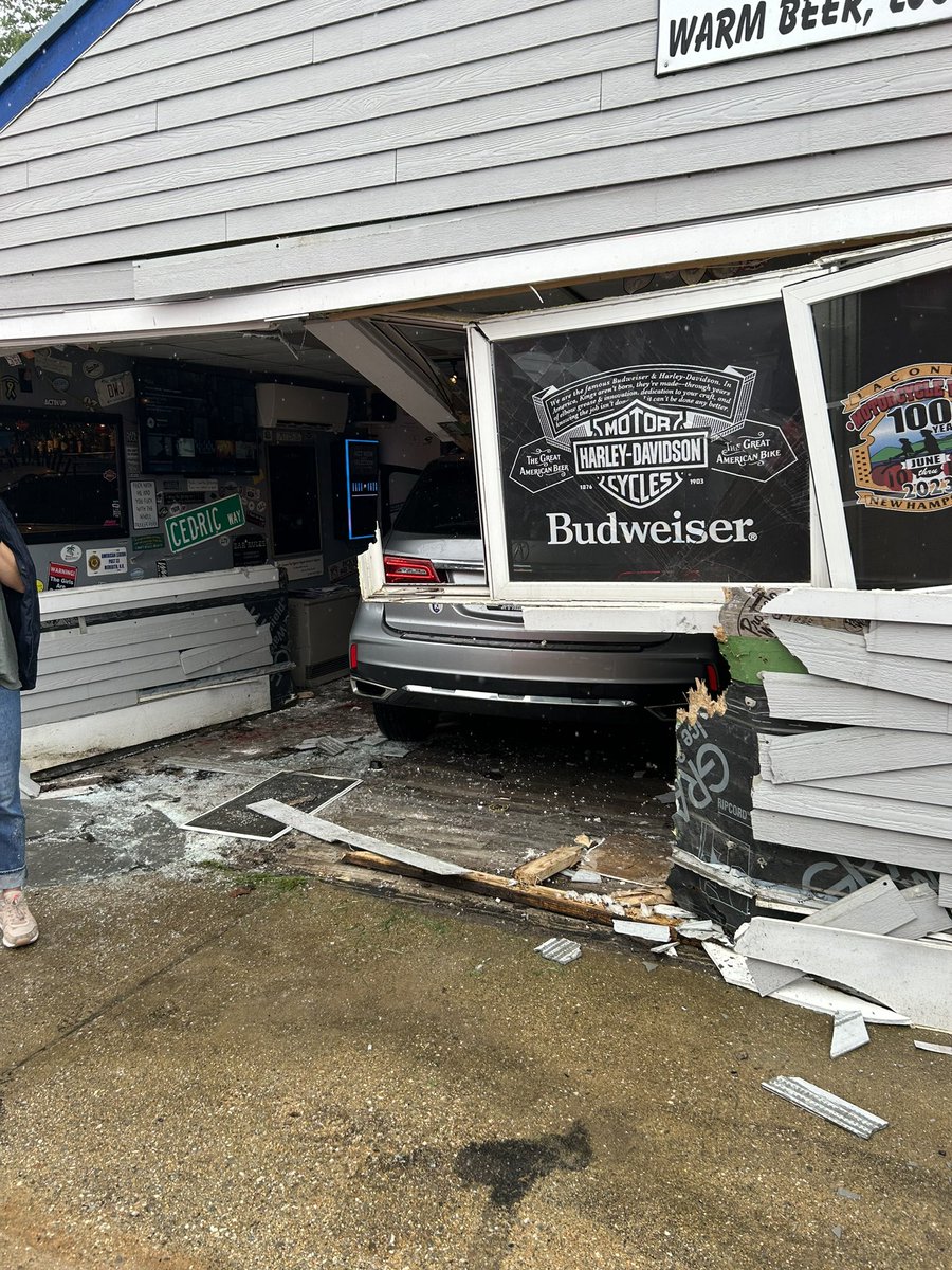 Amanda_Beranger's tweet photo. @HannahWMUR from outside the Looney Bin car crash in Laconia, NH today https://t.co/EmkE9PYKt0