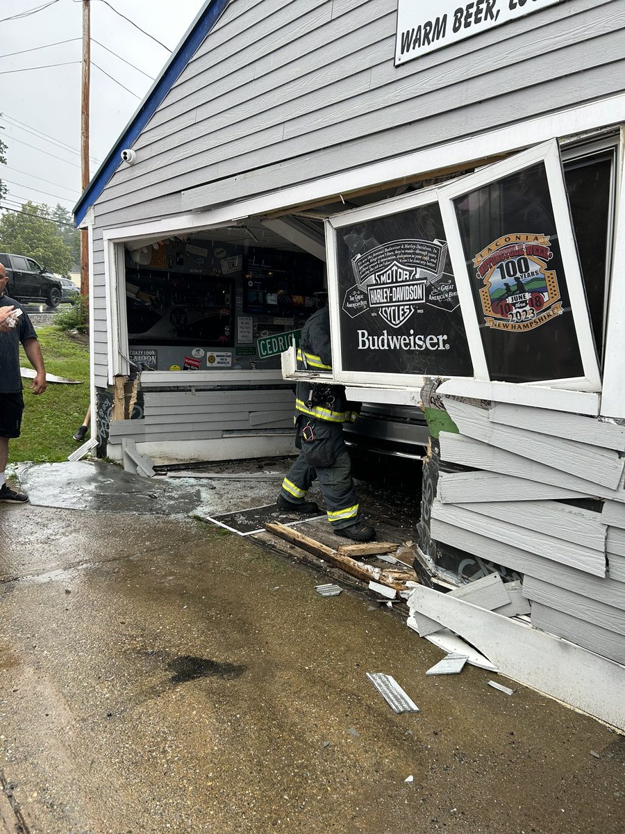 Amanda_Beranger's tweet photo. @HannahWMUR from outside the Looney Bin car crash in Laconia, NH today https://t.co/EmkE9PYKt0