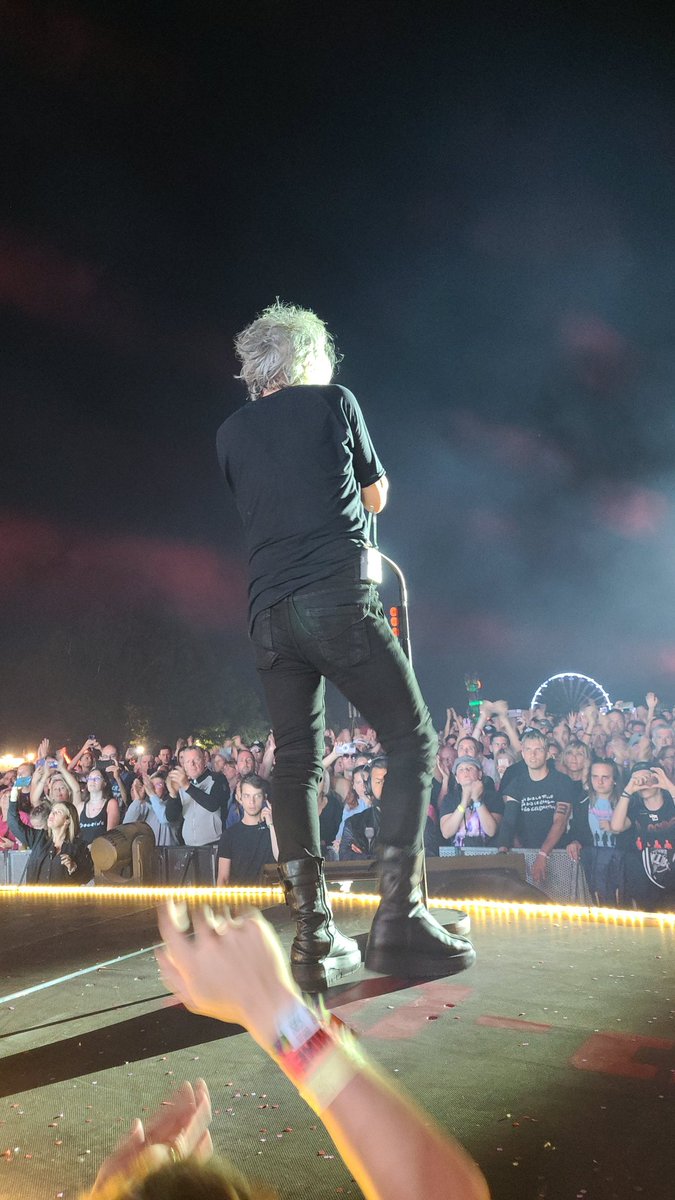 emiliepak's tweet photo. Merci infiniment pour ce putain de concert qui a fait un bien fou.
"Vivre encore plus fort" 
@nicolasirkis
@oLidESaT_ 
@indochinetwitt 
@eurockeennes https://t.co/nmPo1V3tiI
