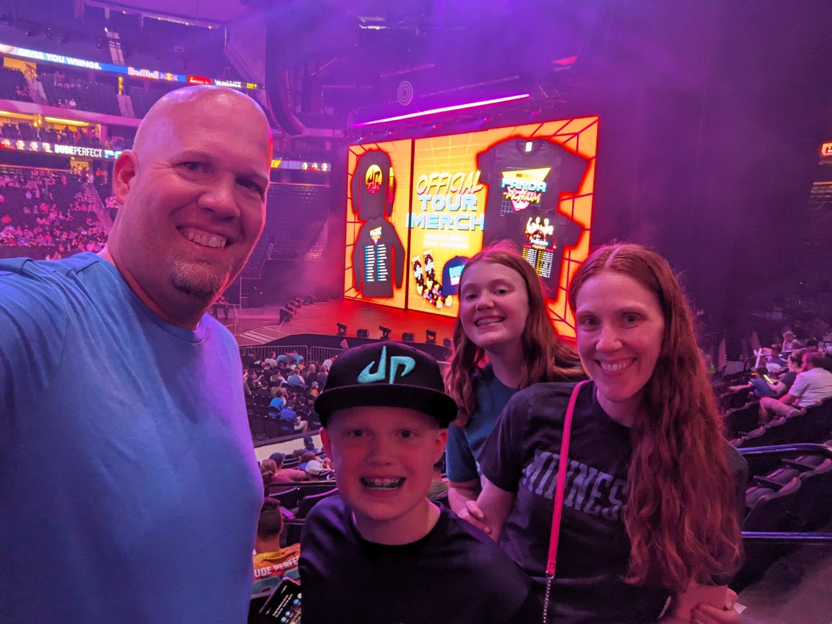 andyhenderson32's tweet photo. The kids have been waiting for a long time for this night. Let's go! #DudePerfectTour https://t.co/jyrw9HZVNp