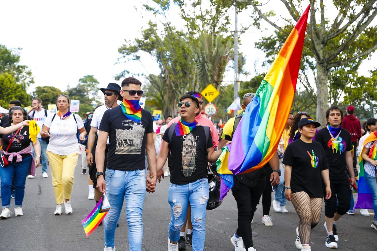 Bogota_Turismo's tweet photo. #InfoIDT | El #IDT junto al Viceministro de Turismo @Bravoarthur viven en el parque #SimónBolívar la fiesta del #OrgulloGay. 🏳️‍🌈 Un espacio que reafirma que en @Bogota todos, todas y todes tienen los mismos derechos. 
#EnBogotáSePuedeSer 🩵🩷 https://t.co/WngArijBhg