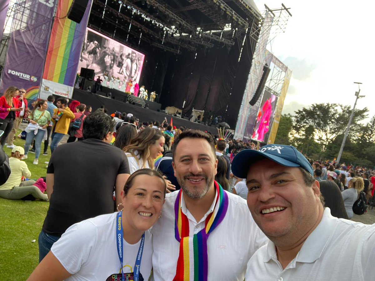 Bogota_Turismo's tweet photo. #InfoIDT | El #IDT junto al Viceministro de Turismo @Bravoarthur viven en el parque #SimónBolívar la fiesta del #OrgulloGay. 🏳️‍🌈 Un espacio que reafirma que en @Bogota todos, todas y todes tienen los mismos derechos. 
#EnBogotáSePuedeSer 🩵🩷 https://t.co/WngArijBhg