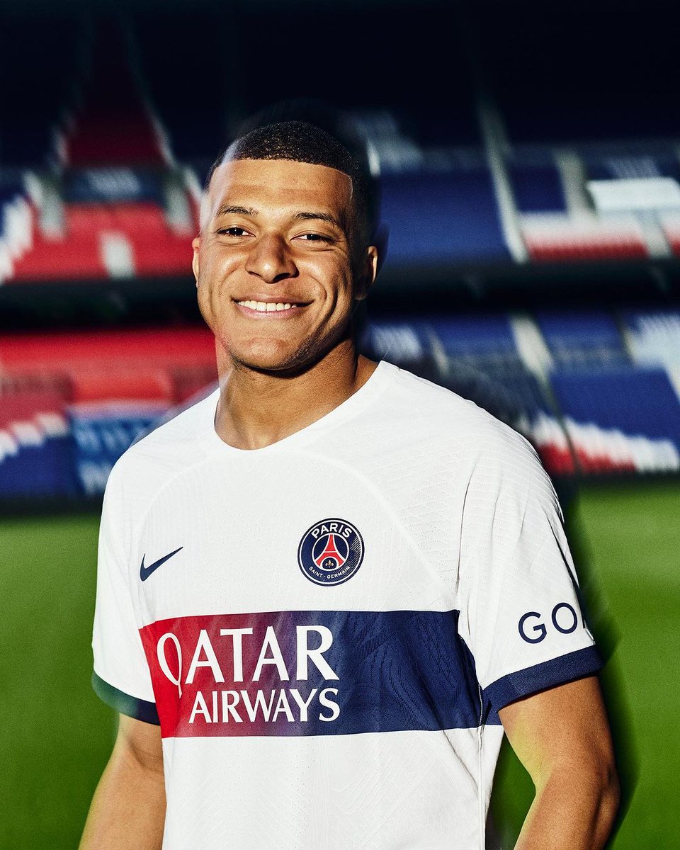 MLSWeeklyReport's tweet photo. 🚨Kit News🚨PSG Release new white away kit. 
What do you guys think?  #soccer #soccernews #news #BreakingNews #France #PSG #awaykit https://t.co/H50Q5VPCwi