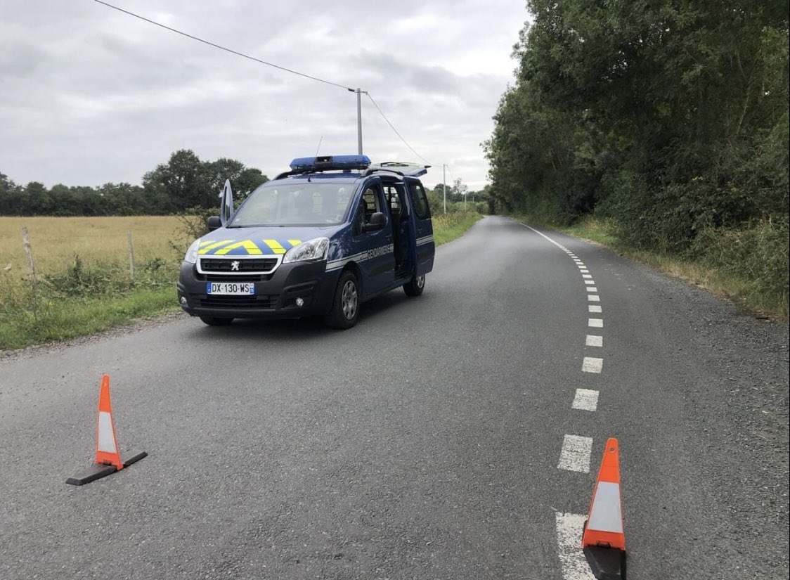 thctxgnq's tweet photo. ALERTE- Un homme recherché en Maine-et-Loire ce dimanche est soupçonné d'être l'auteur d'un féminicide à Angers et d'être impliqué dans la mort d'un homme ainsi que dans une tentative de meurtre en Mayenne, tous deux survenus aujourd'hui. Les forces de l'ordre sont massivement déployées dans la région ce soir. (Ouest-France)