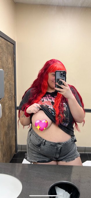 I never wear a bra &amp; I think thats why my titties sit so nicely 🥰 https://t.co/eKWTYeCSj7
