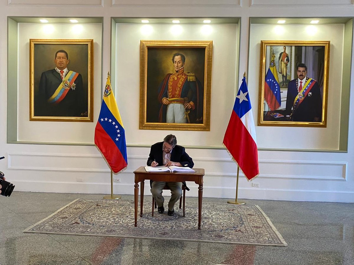 camilaemiliasv's tweet image. El gobierno de Chile rinde honores a Maduro y Chávez a través del embajador Jaime Gazmuri.  Una vergüenza todo. Hablan mal de Pinochet pero se arrodillan ante el carnicero de Venezuela