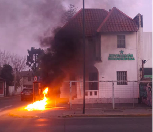 Caplevi1540's tweet photo. Quemaron la entrada de Revolución Democrática en Providencia. Se cumplió el sueño de Catalina Pérez que "lo quemaran todo". https://t.co/NaZm9CnRGM